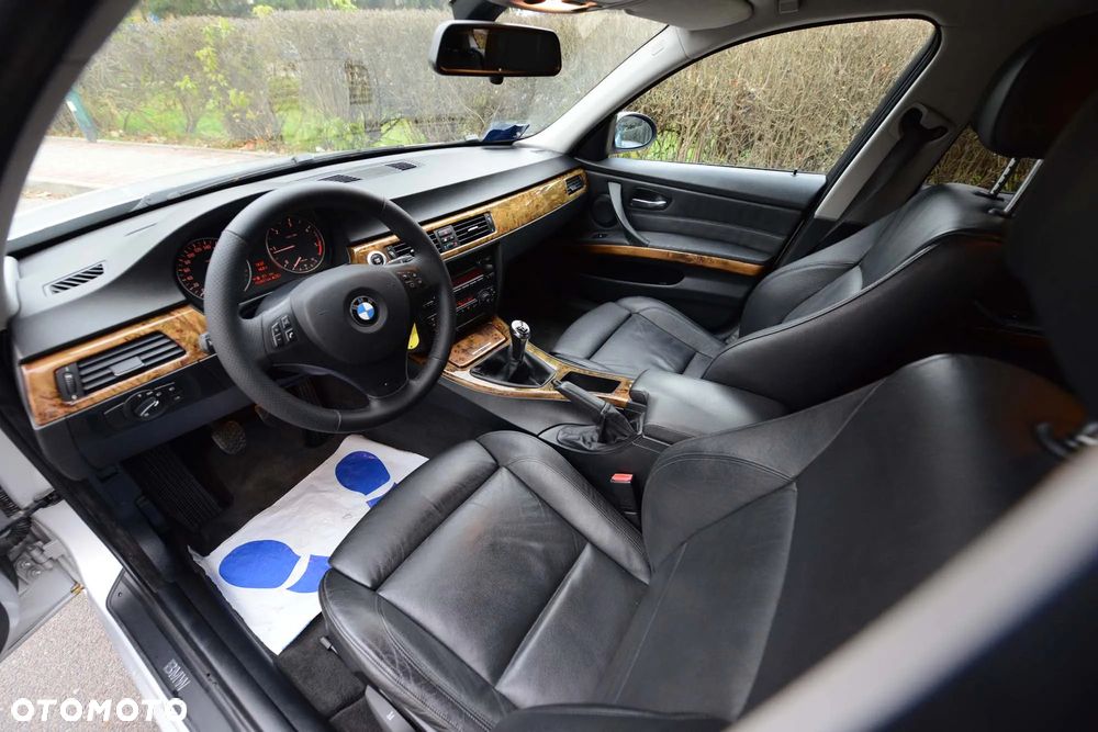 BMW Seria 3 320d Touring - 24