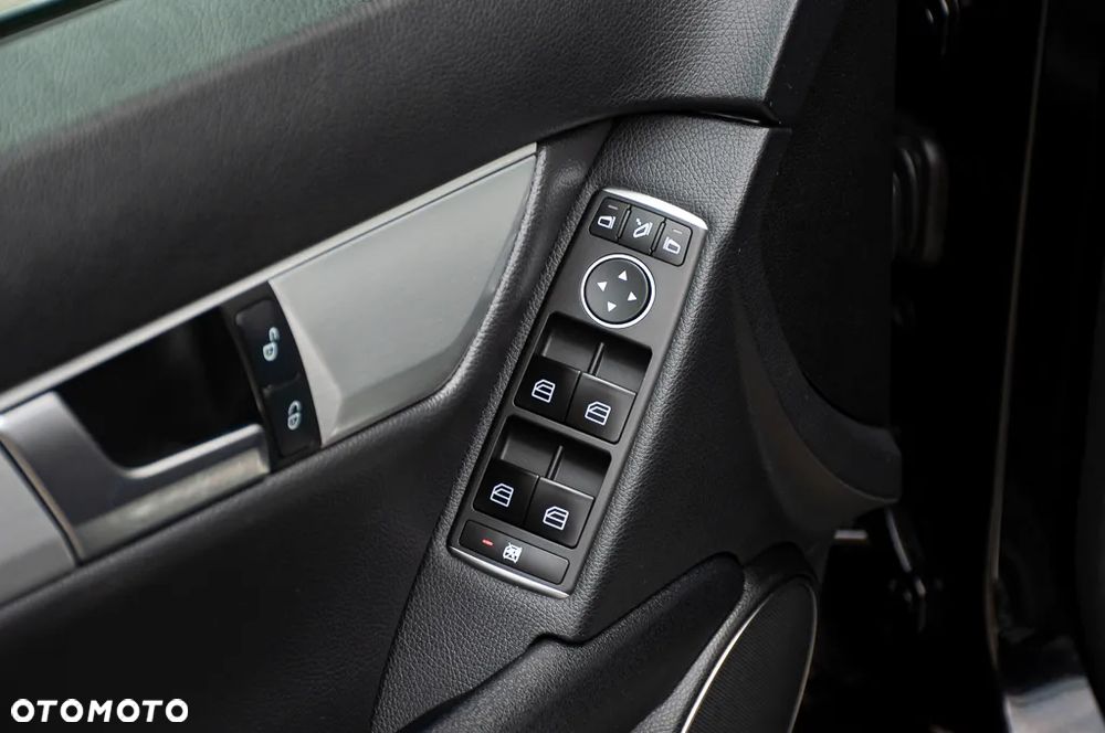 Mercedes-Benz Klasa C 180 BlueEFFICIENCY 7G-TRONIC Avantgarde - 33
