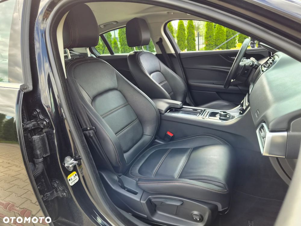 Jaguar XE 2.0 D180 SE - 11