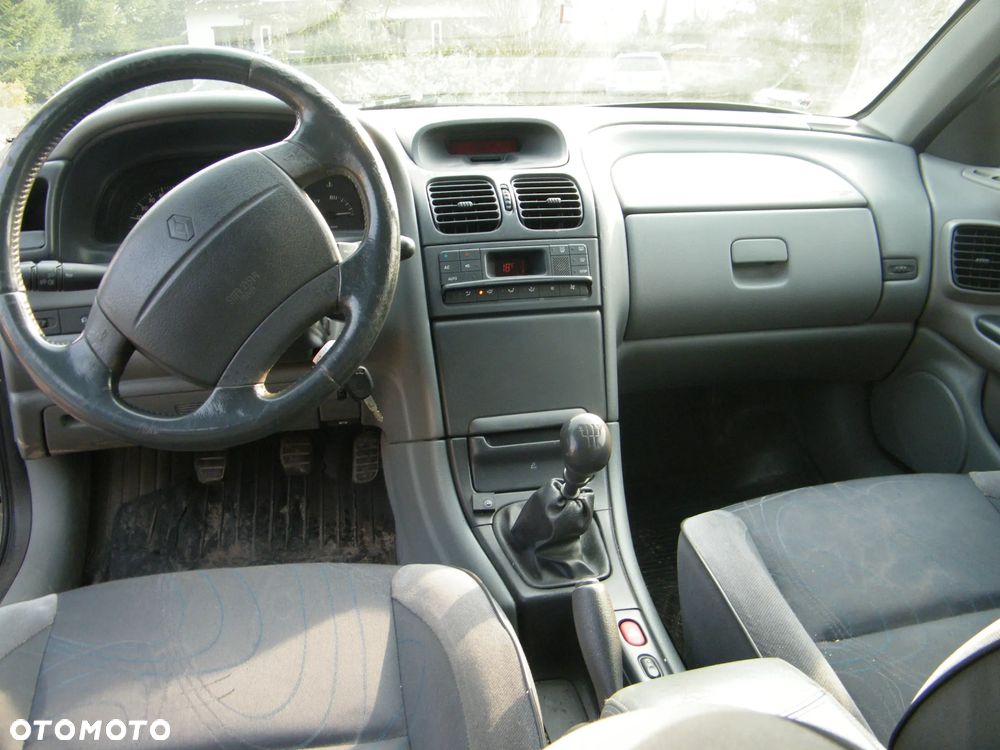 Renault Laguna I FL (98-01r.) 1.8 119KM. Silnik F4P 760 Skrzynia JB3 909 lakier MV640 – Iceberg Grey BC. Cały na części. GWARANCJA !!!  Przód Tył Zestaw Komplet Drzwi Klapa Zderzak Błotnik Maska Grill Atrapa Szyba Pas Lampa Lusterko Boczki Fotel Kanapa Kokpit Deska Rozdzielcza Przełącznik Włącznik Sterownik Przewody Wiązka Instalacja Moduł Komputer Czujnik Listwa Pompa Alternator Wtryski Głowica Rozrusznik Kompresor Sprzęgło Dwumas Silnik Skrzynia ABS Klimatyzacji Paliwa Wspomagania Kolektor Turbina Przepustnica Zawór Chłodnica Koło Hak Belka Sanki Zawieszenie Mcpherson Półoś Amortyzator Wydech Tłumik Zacisk Most - 12