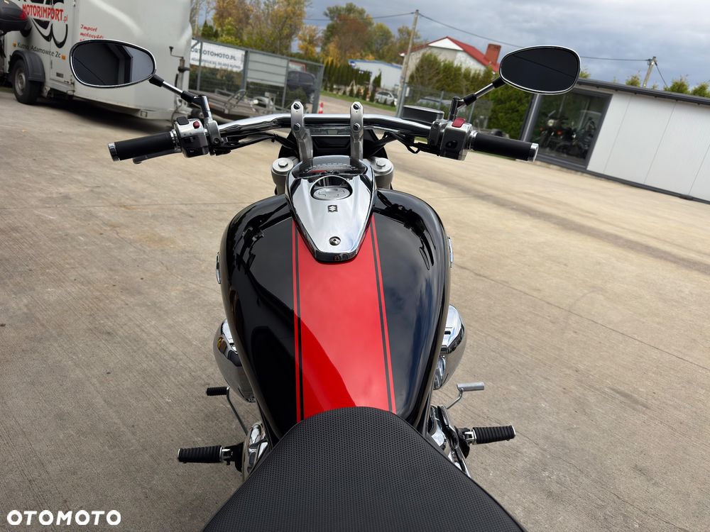 Suzuki Intruder - 11