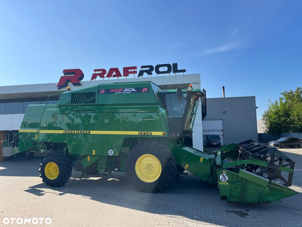 John Deere 2256