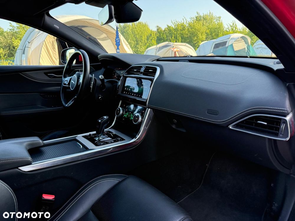Jaguar XE 2.0 D180 R-Dynamic SE - 17