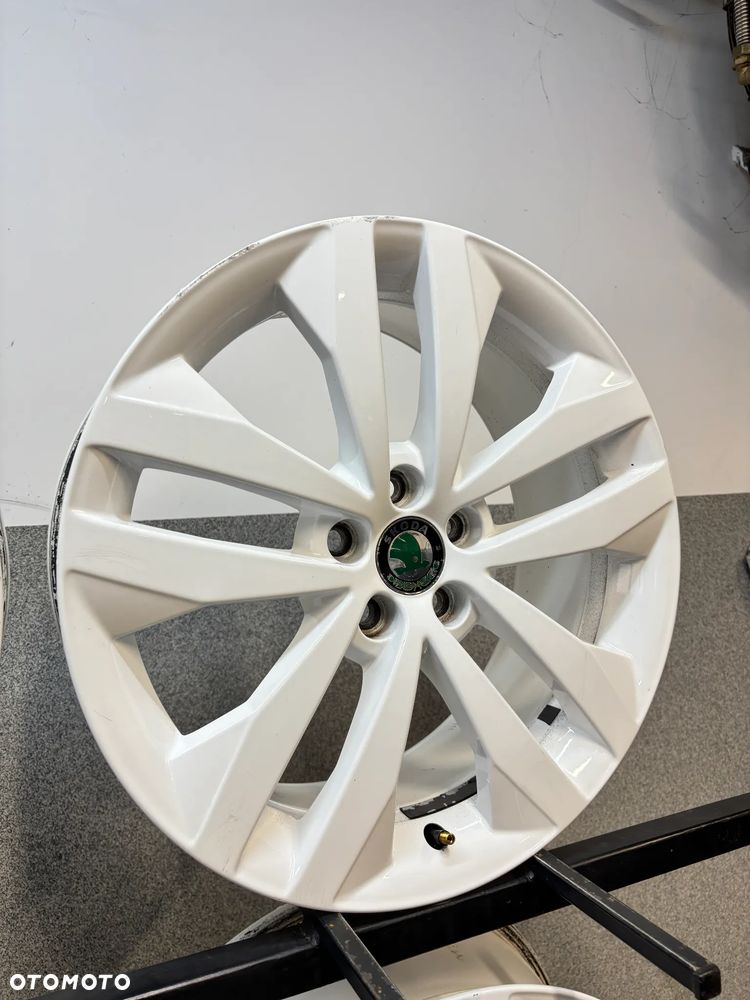 4 Felgi Alu. Skoda Fabia Rs, Roomster, Rapid 17", White - 9