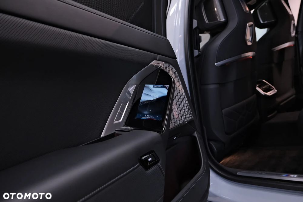 BMW Seria 7 M760e PHEV xDrive Individual Edition sport - 28