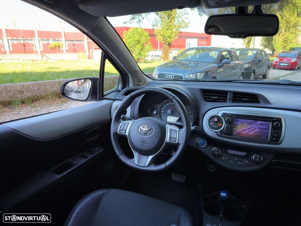 Toyota Yaris 1.5 HSD Comfort +P.Style+Navi - 22