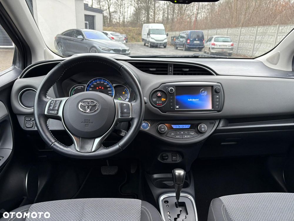 Toyota Yaris Hybrid 100 Dynamic - 22