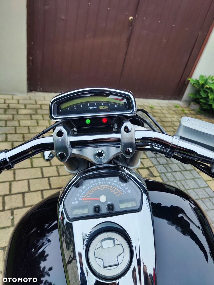 Suzuki Intruder - 12