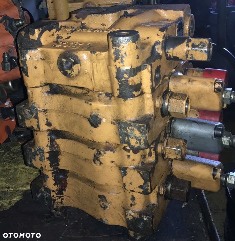 Rozdzielacz hydrauliczny z maszyny CASE - 3