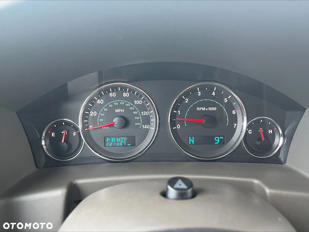 Jeep Commander 3.7 V6 - 8