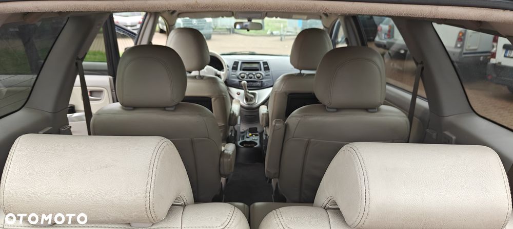 Mitsubishi Grandis 2.4 Intense - 13