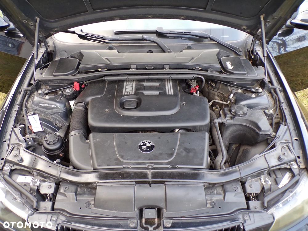 BMW Seria 3 320d DPF Efficient Dynamics Edition - 31