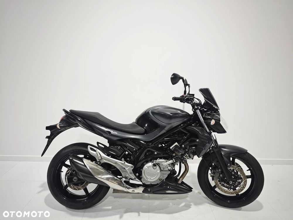 Suzuki Gladius - 1