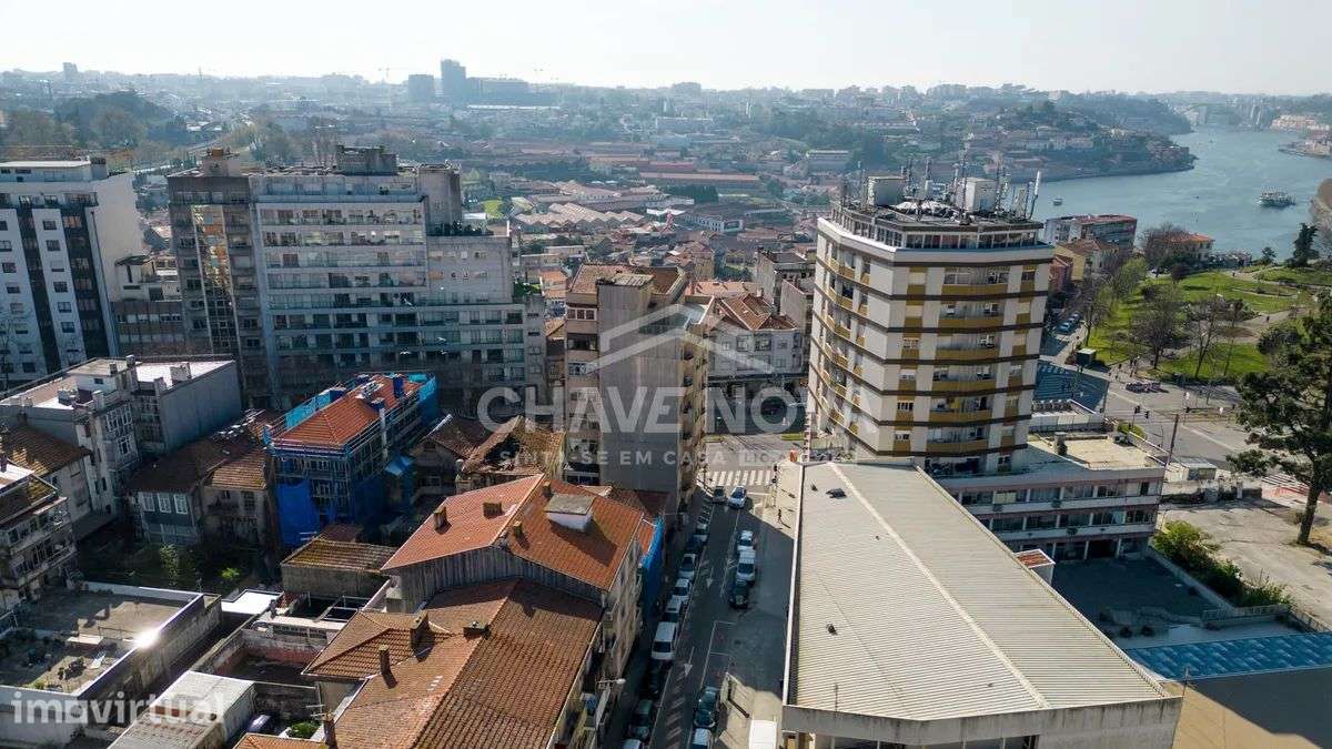 Garagem / Armazém Independente com 256m² na Avenida da República - Grande imagem: 4/22