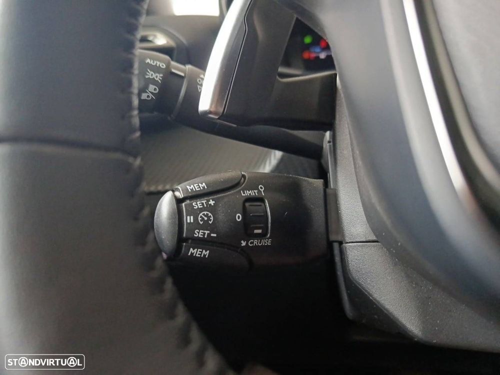 Peugeot 2008 1.2 Hybrid Allure e-DCS6 - 18