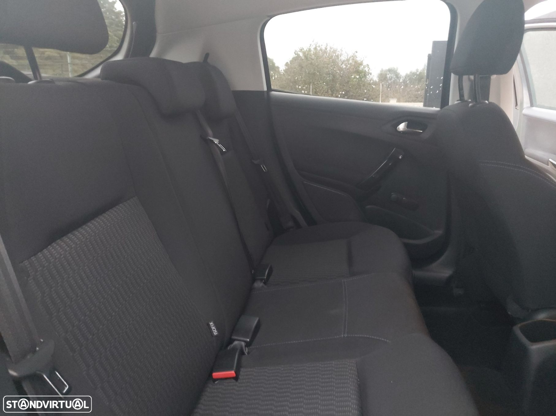 Peugeot 208 - 11