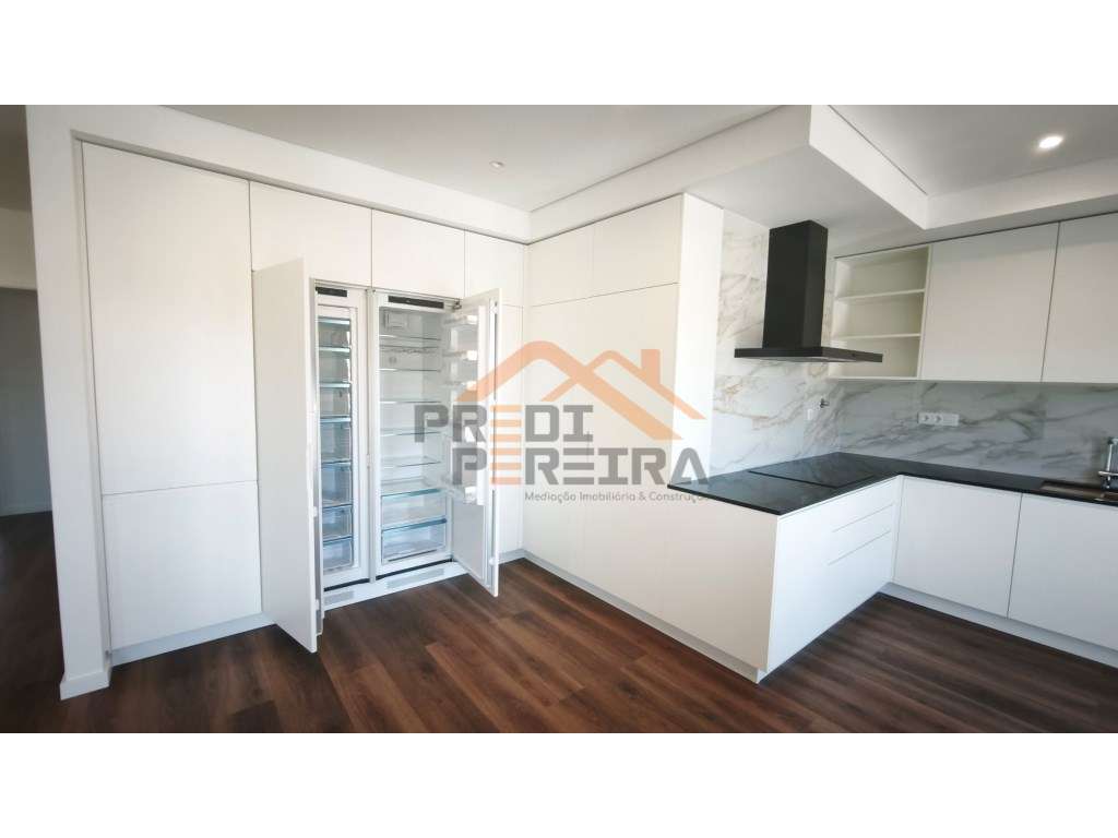 Situado em Caneças, apartamento T4 com duas suites, uma box e um pa... - Grande imagem: 4/38