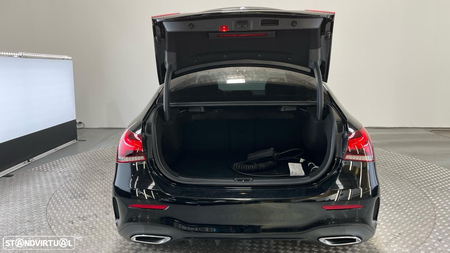 Mercedes-Benz A 250 Limousine e AMG Line - 22
