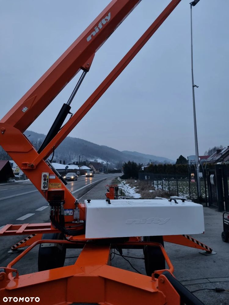 Nifty 170 HAC Zwyżka koszowa 17 metrów Podnośnik. jak Nowa z salonu 2016rok. PRĄD 230v. 4sekcje sterowania na dole Nowy model! Z komuny Norweskiej. Używana była 1 raz do roku. Serwisowana w DEKRA do końca  OKAZJA. Zwyżka Obrotowa. Poziomowanie kosza. Pełna Hydraulika. - 6