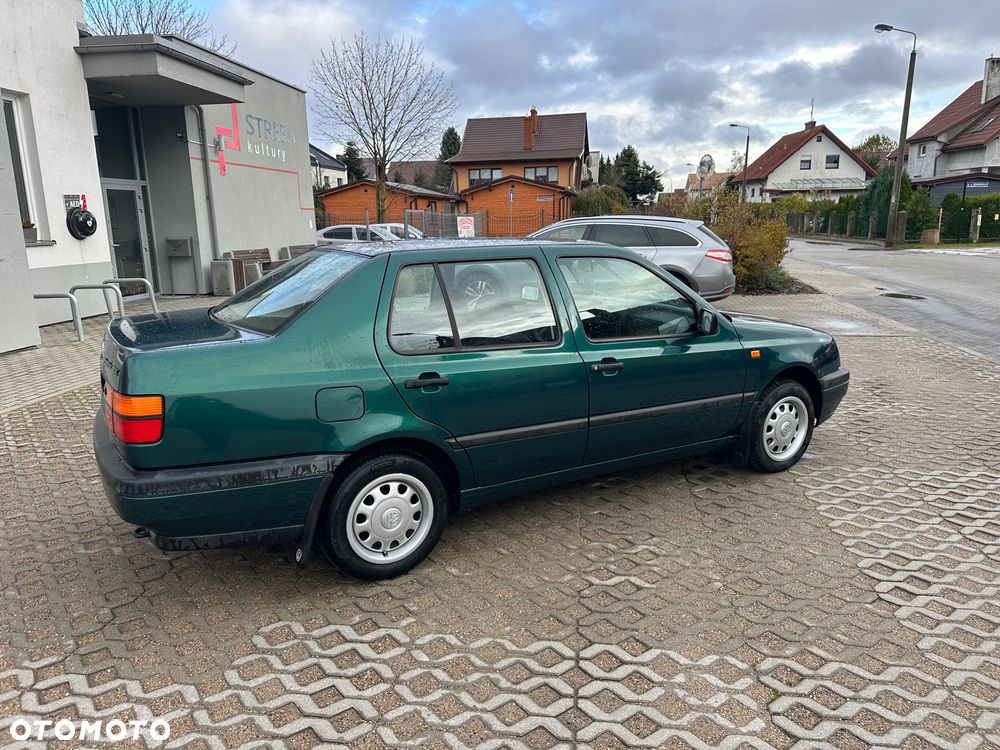 Volkswagen Vento 1.8 GL - 18