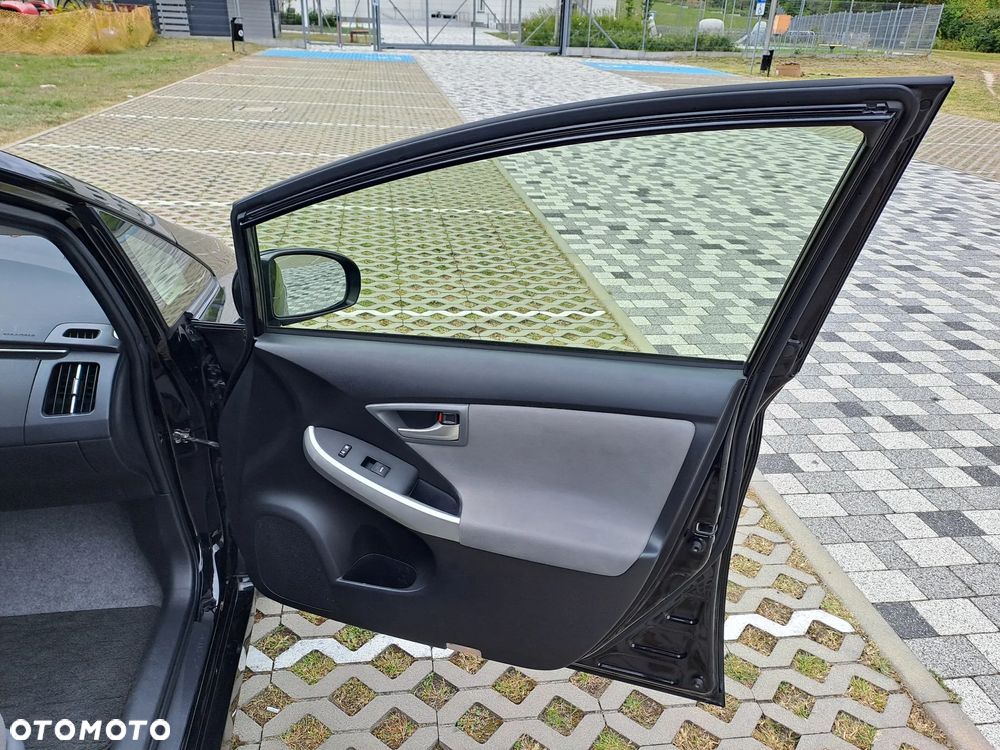 Toyota Prius (Hybrid) - 16