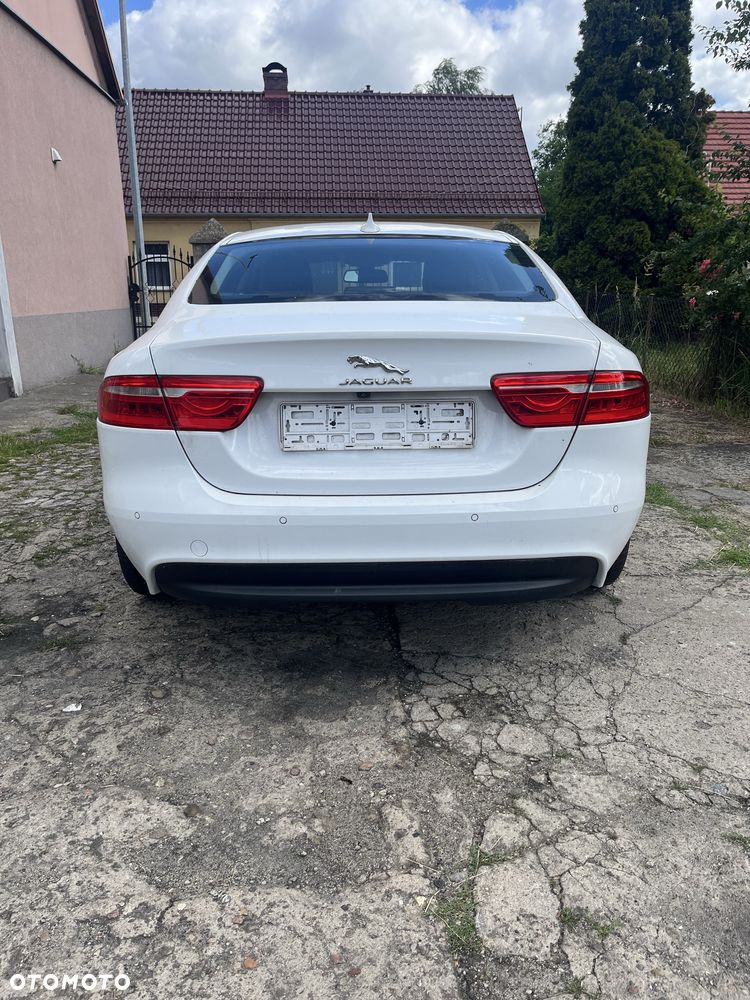 Jaguar XE - 4