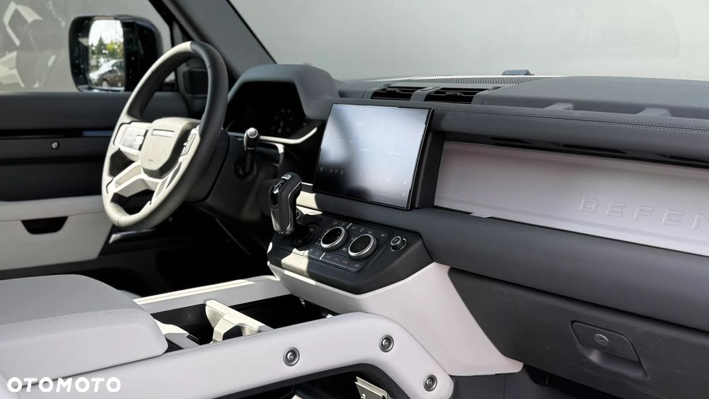 Land Rover Defender 2.0 D240 S - 11
