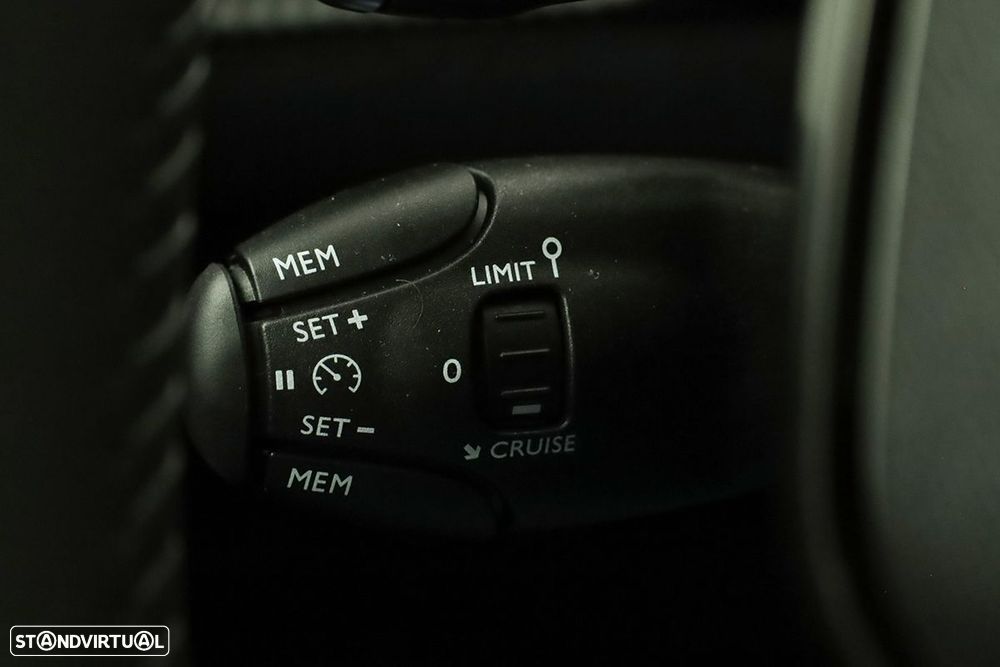 Peugeot 2008 1.2 PureTech Allure EAT8 - 19