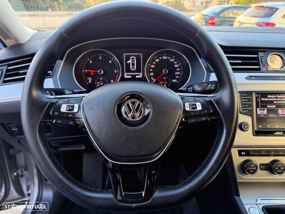 VW Passat 1.6 TDI Highline - 24