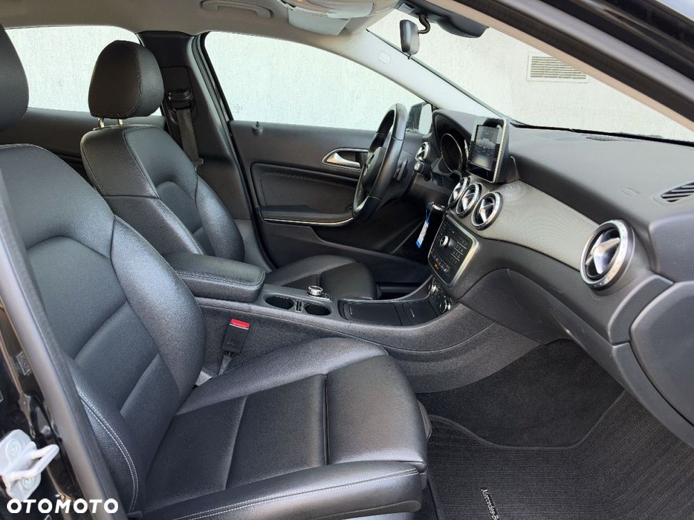 Mercedes-Benz GLA 180 7G-DCT Style - 26