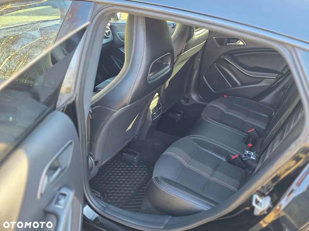 Mercedes-Benz CLA 180 7G-DCT Peak Edition - 12