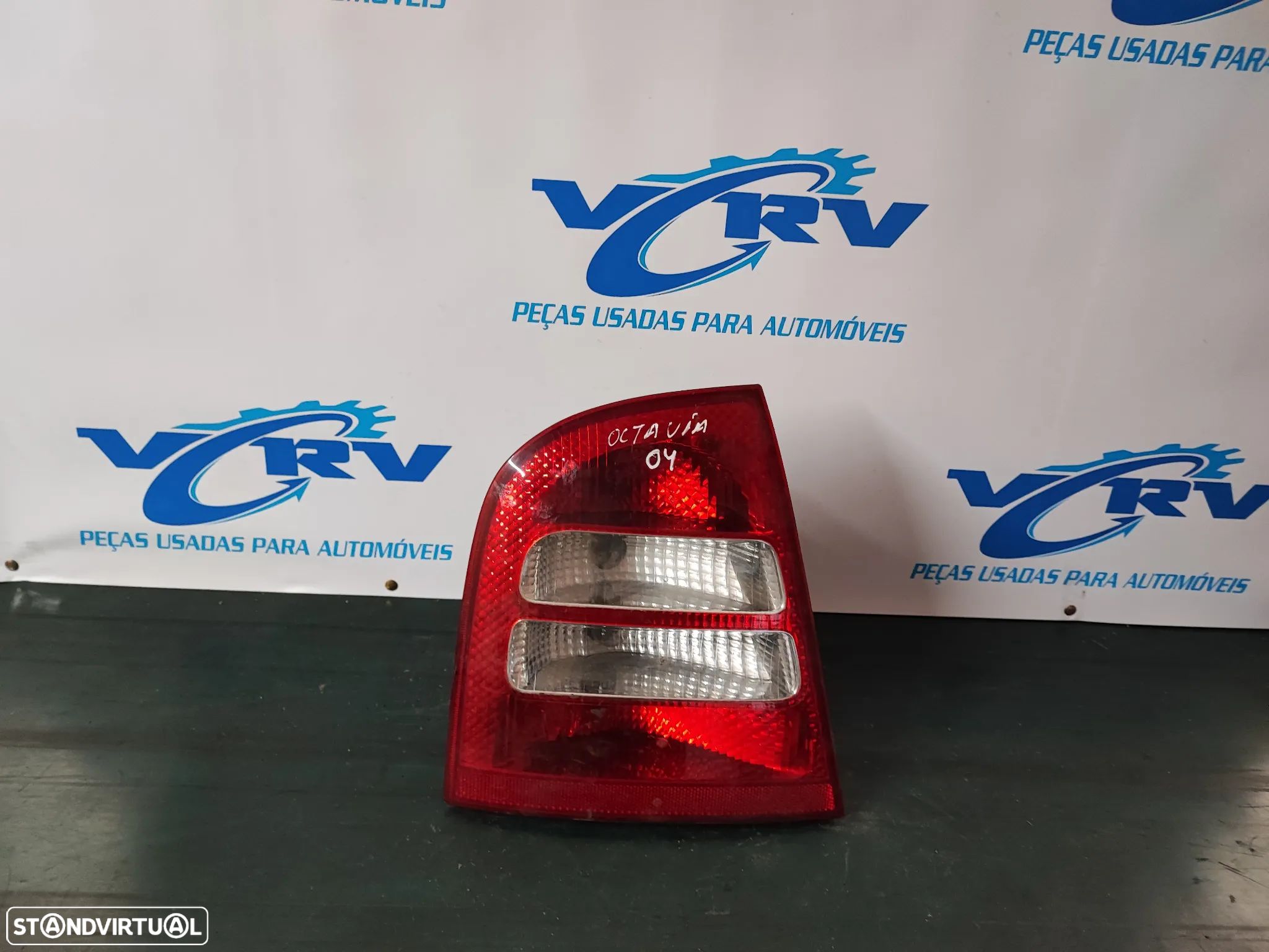 Farolim traseiro esquerdo Skoda Octavia sedan 2001-2004 - 1
