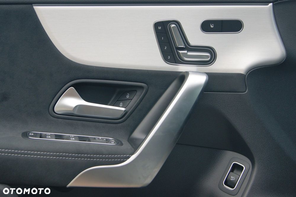 Mercedes-Benz CLA - 12