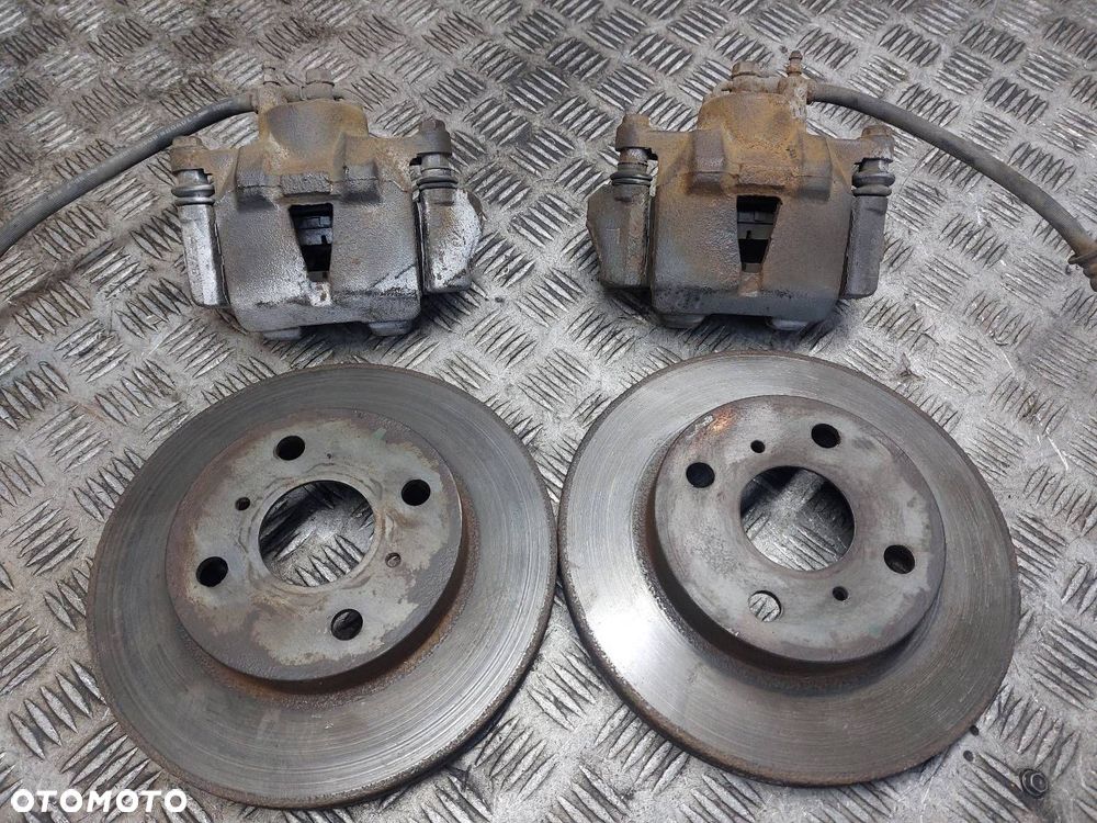 TARCZE HAMULCOWE PRZÓD + KLOCKI + ZACISKI TOYOTA YARIS I 1.3 16V - 2