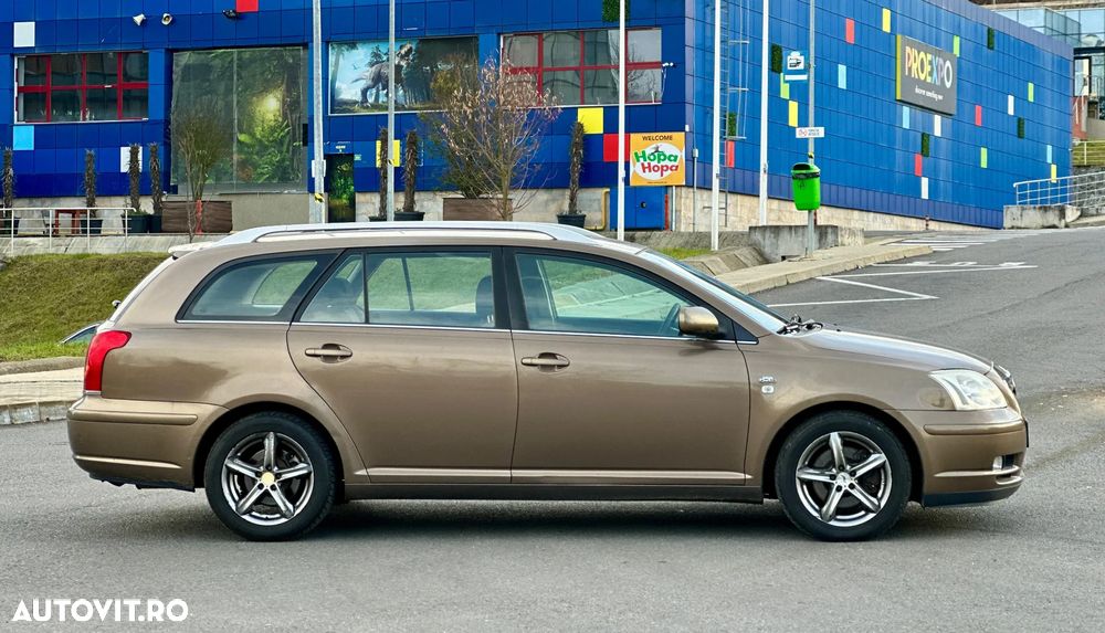 Toyota Avensis 2.0 D-4D Combi Executive - 17