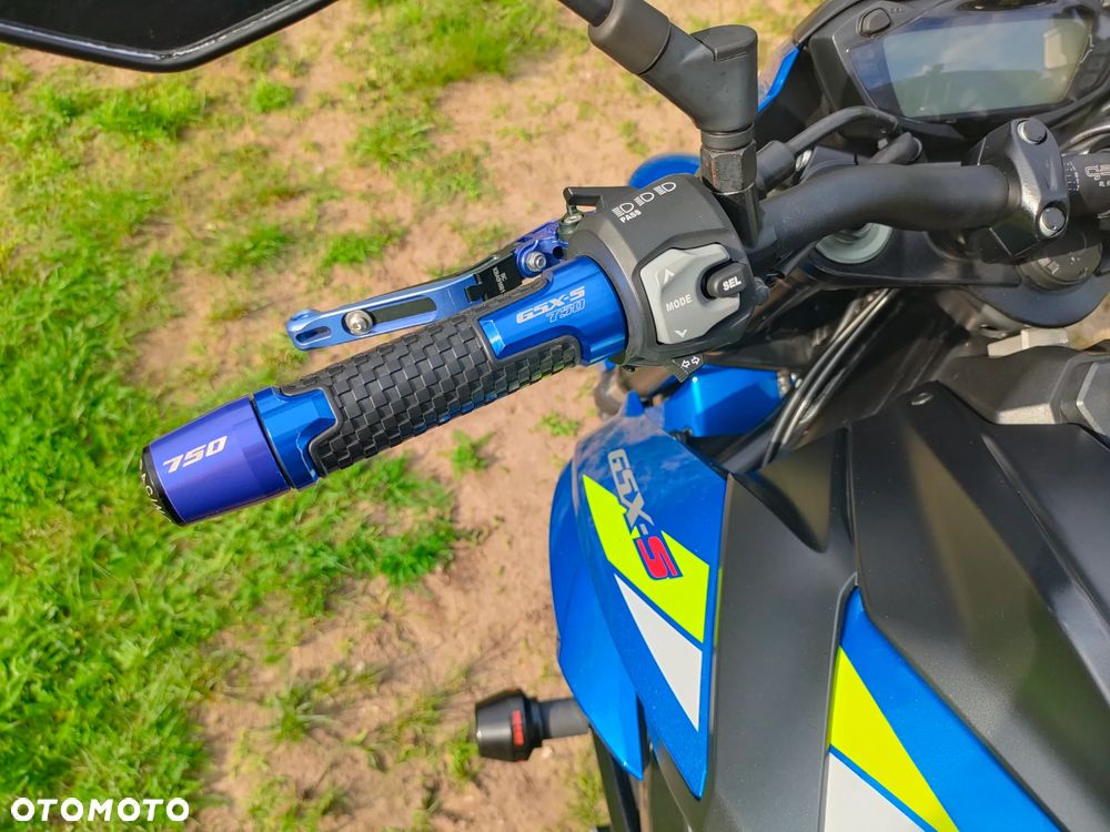 Suzuki GSX - 13
