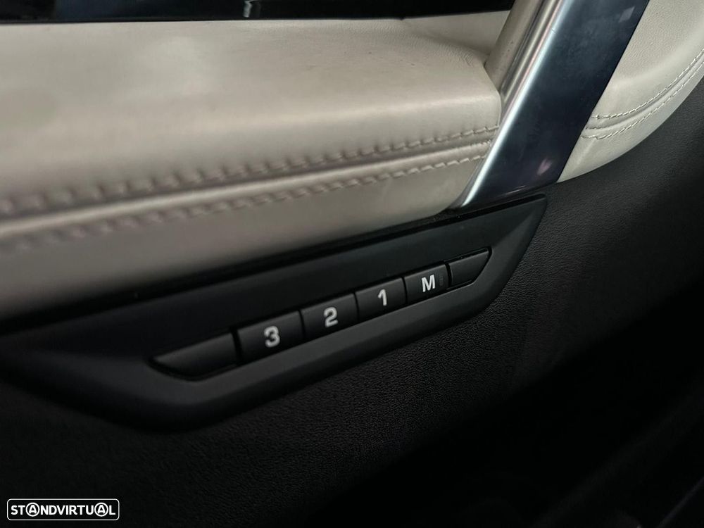 Land Rover Discovery Sport P300e R-Dynamic - 19
