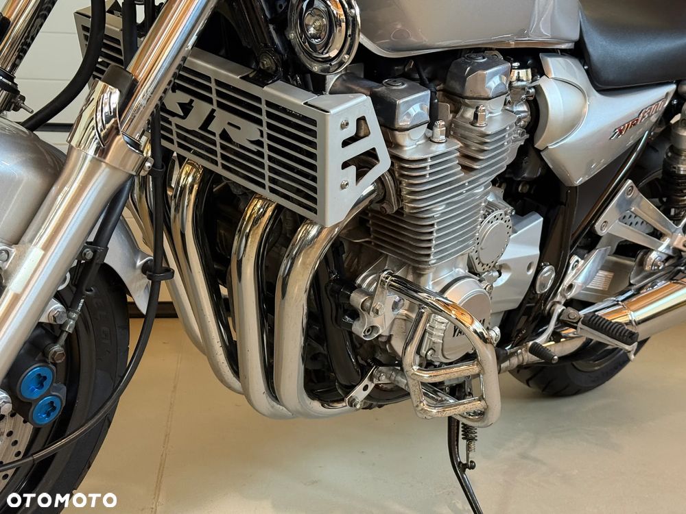 Yamaha XJR - 8