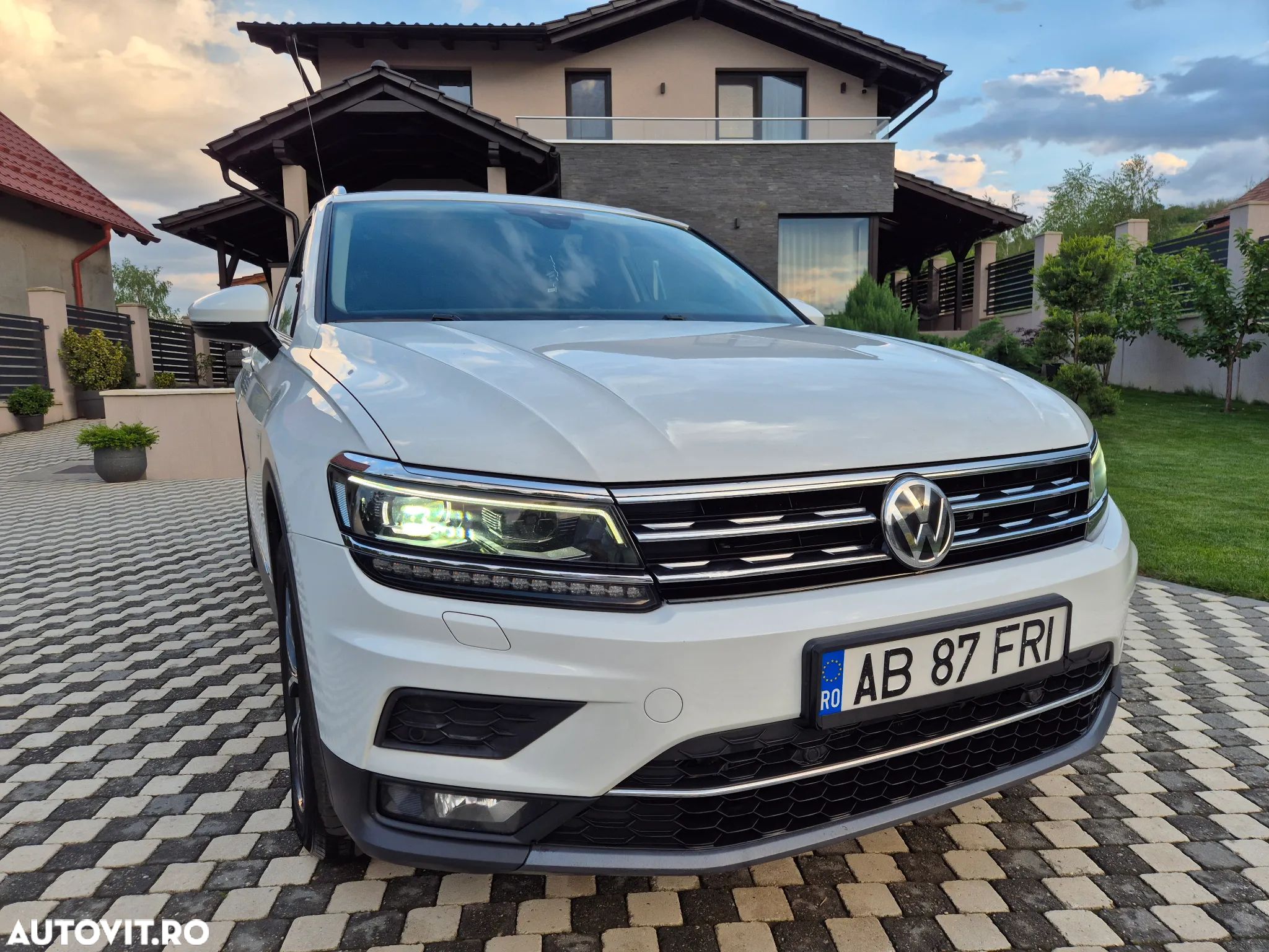 Volkswagen Tiguan - 1