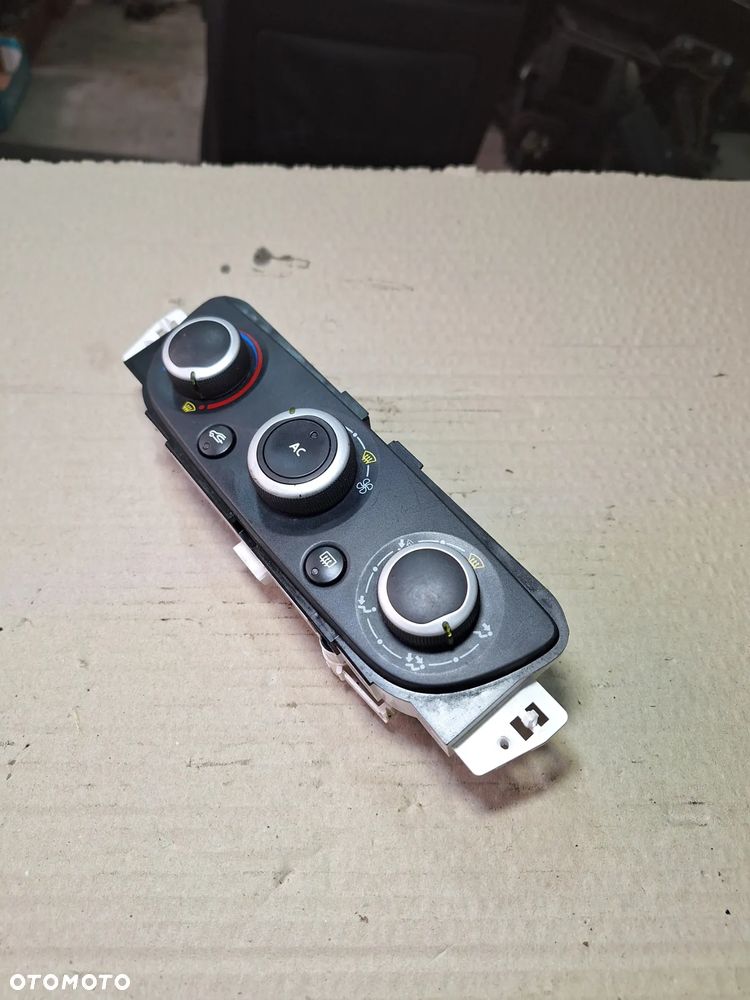 Renault Megane III Panel nawiewu klimatyzacjic T1001786G - 6