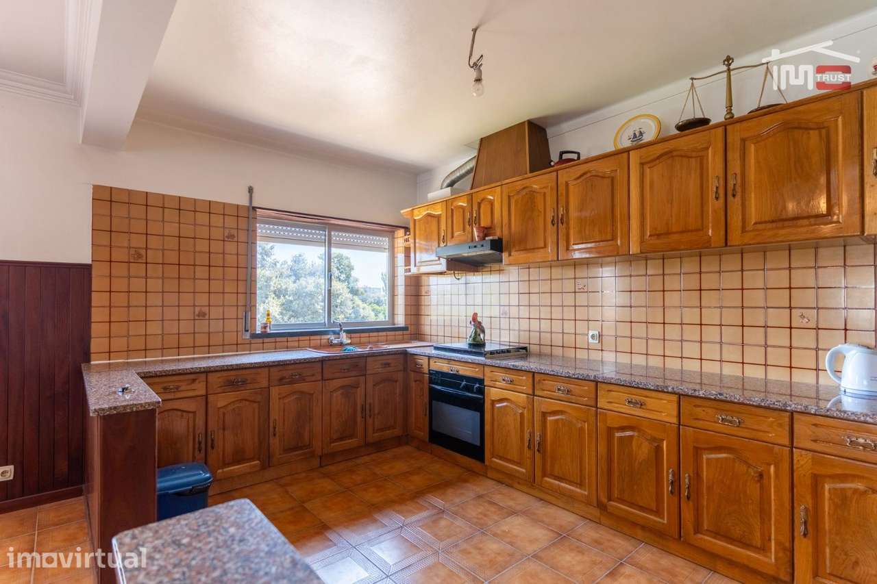 MORADIA T4 COM GARAGEM, JARDIM, TODO VEDADO COM MURO, TERRENO PARA... - Grande imagem: 3/38