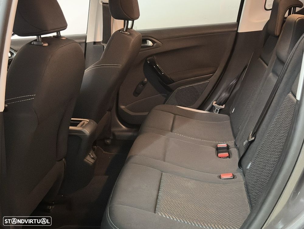 Peugeot 2008 1.2 PureTech Access - 11