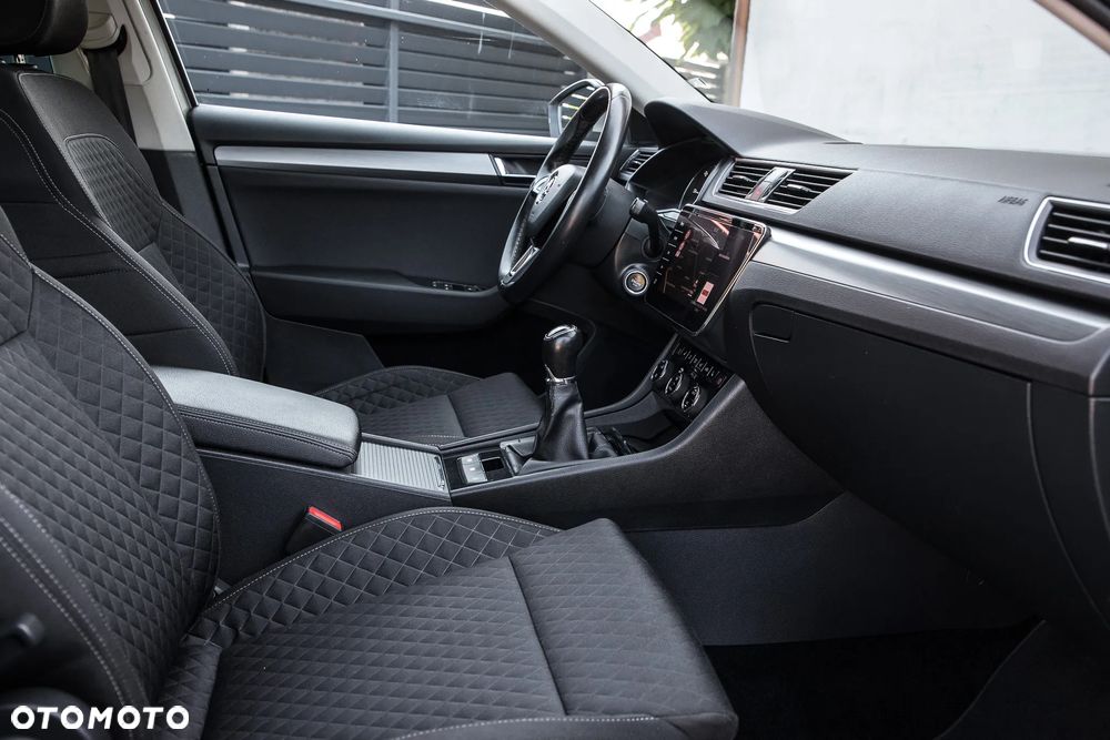 Skoda Superb 2.0 TDI Sportline - 35