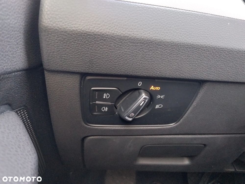 Volkswagen Passat - 11