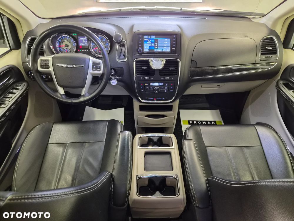 Chrysler Town & Country 3.6 Limited - 29