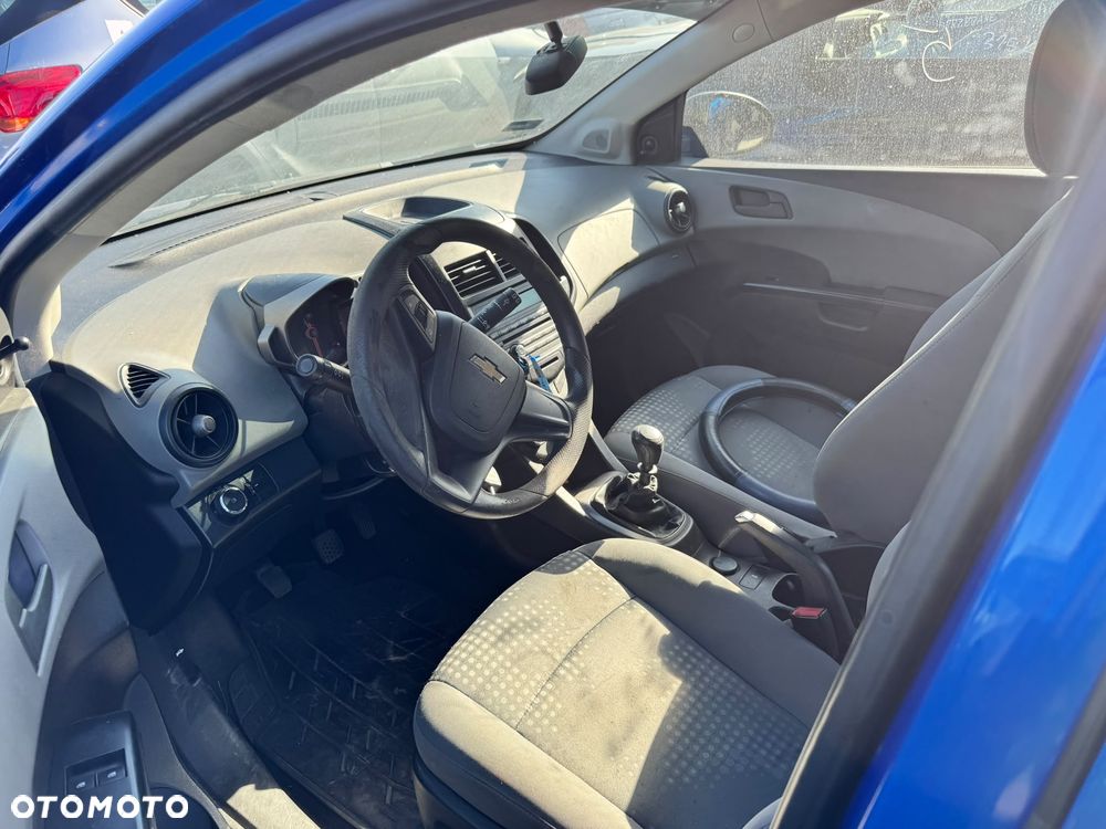 CHEVROLET AVEO 2012 *SAMOCHÓD NA CZĘŚCI* 6195   MASKA, LAMPA, DRZWI, LUSTERKO, ZDERZAK, GRILL, BŁOTNIK, KLAPA, BELKA, DESKA, FOTELE, KANAPA, ĆWIARTKA KIEROWNICA, TARCZE, ZACISKI, ZAWIESZENIE, KOMPLETNY PRZÓD, KOMPLETNY TYŁ, LICZNIK, ZEGARY, PRAWE LEWE PRZÓD TYŁ - 5