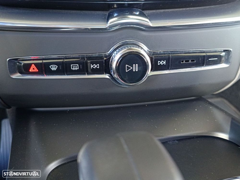 Volvo XC 60 2.0 B4 Momentum Plus Geartronic - 42