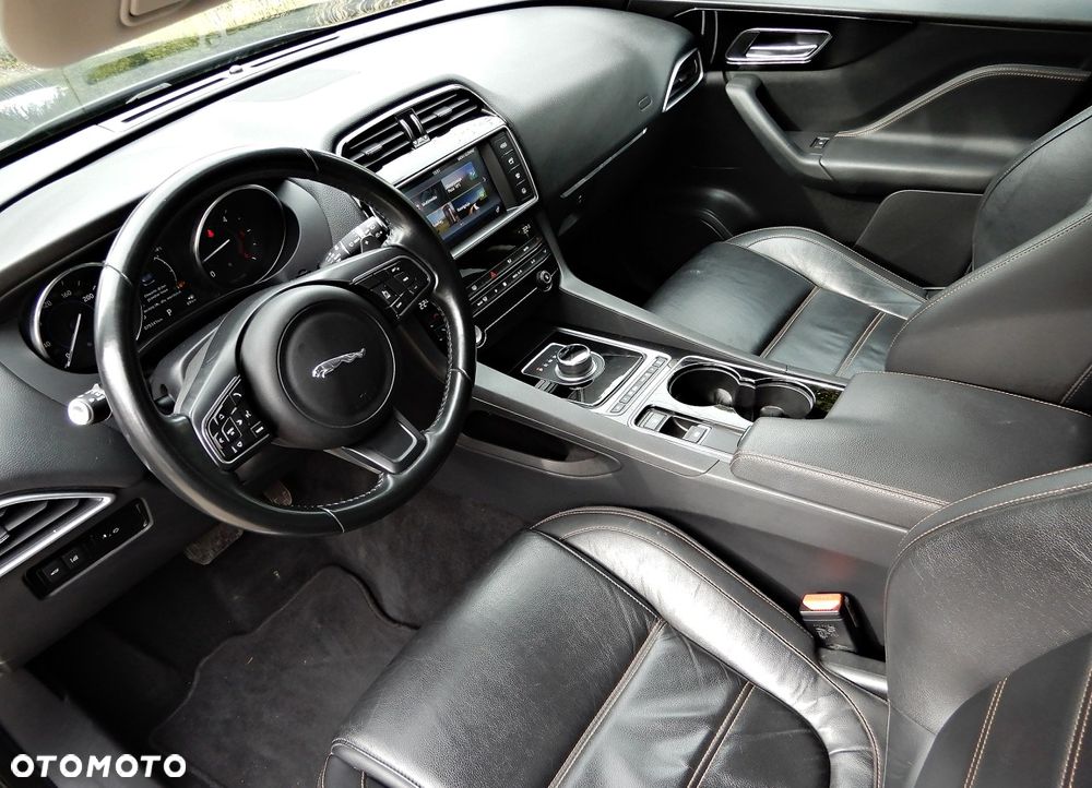 Jaguar F-Pace 2.0 i4D AWD Pure - 11