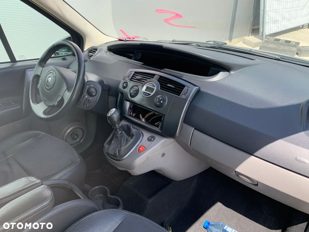 RENAULT MEGANE SCENIC 2006 *SAMOCHÓD NA CZĘŚCI* 1197  MASKA, LAMPA, DRZWI, LUSTERKO, ZDERZAK, GRILL, BŁOTNIK, KLAPA, BELKA, DESKA, FOTELE, KANAPA, ĆWIARTKA KIEROWNICA, TARCZE, ZACISKI, ZAWIESZENIE, KOMPLETNY PRZÓD, KOMPLETNY TYŁ, LICZNIK, ZEGARY, PRAWE LEWE PRZÓD TYŁ - 5