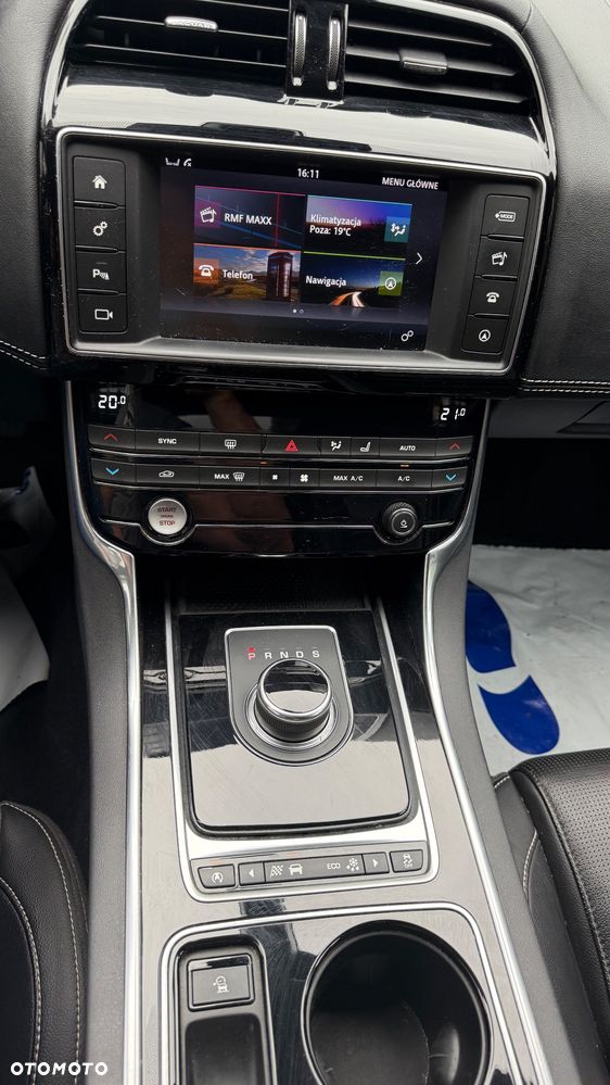 Jaguar XE 2.0 D R-Sport - 9